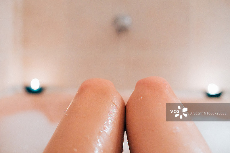 女人的腿在泡泡浴，泡泡浴第一人称视角，女人在泡泡浴，泡泡浴，放纵，泡泡浴，浴盆，沐浴第一人称视角，膝盖，皮肤，敏感皮肤图片素材