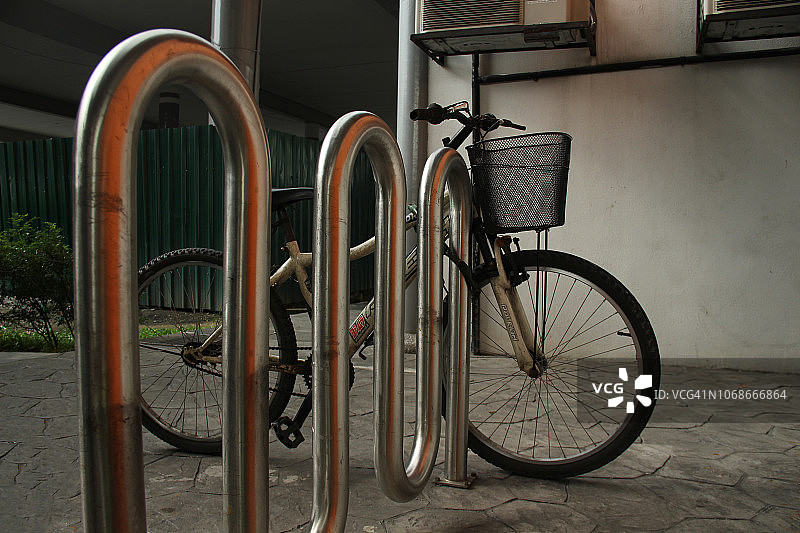 自行车停在波浪形金属自行车站图片素材