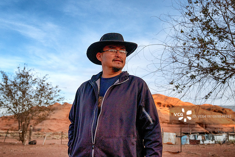 年轻的成年印第安纳瓦霍人在亚利桑那州纪念碑谷图片素材