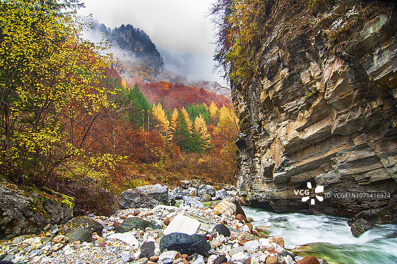 保加利亚的Rhodope山-秋天的颜色图片素材