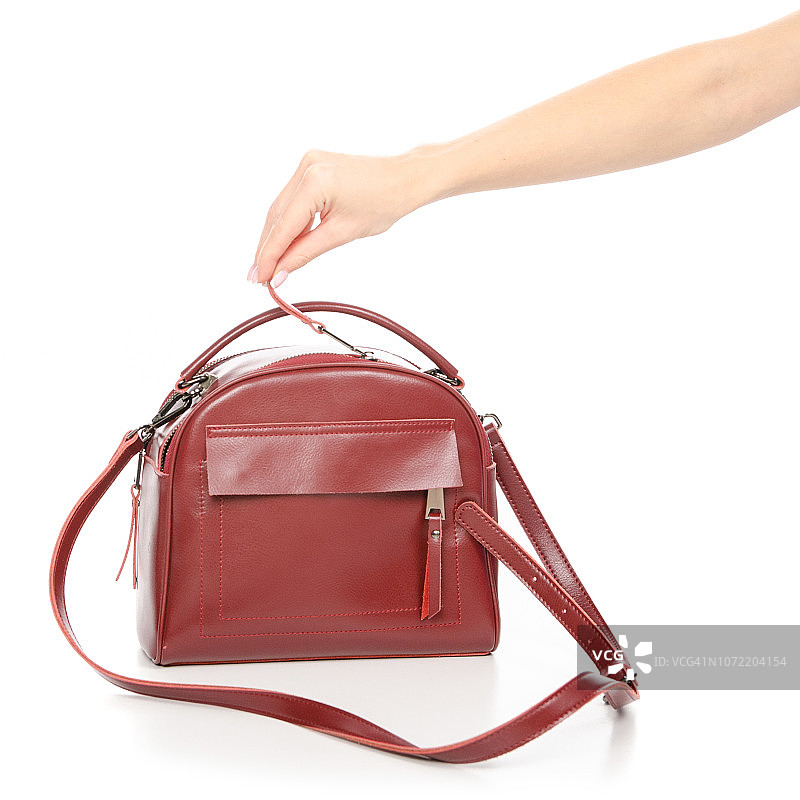 女人手里的红色女式皮包从包里抽出来图片素材