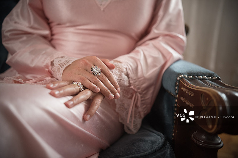 一个女人手上的钻石戒指的特写图片素材