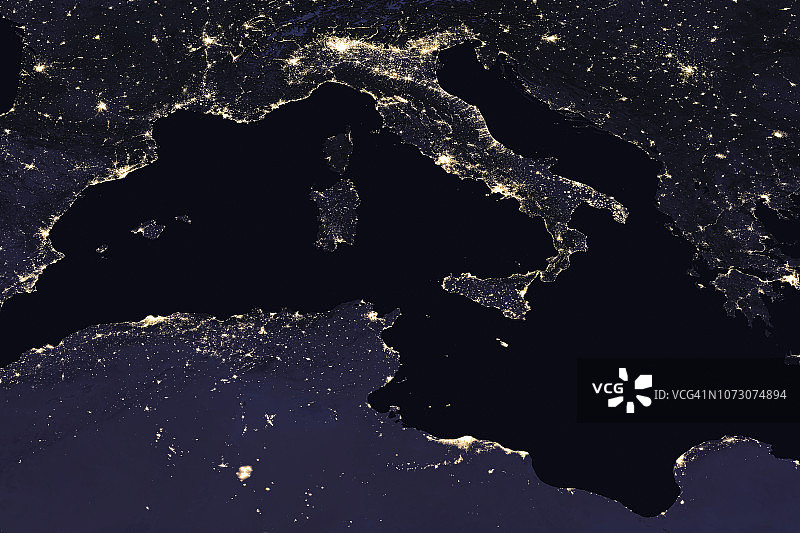 从太空看意大利的城市灯光。图片素材