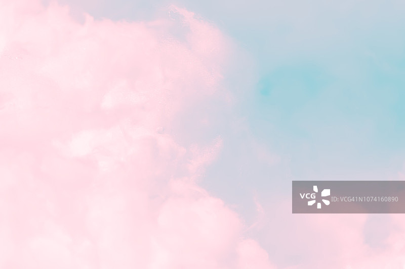云系列:五彩棉花糖。柔和的雾和云与粉色到天蓝色渐变的背景。图片素材