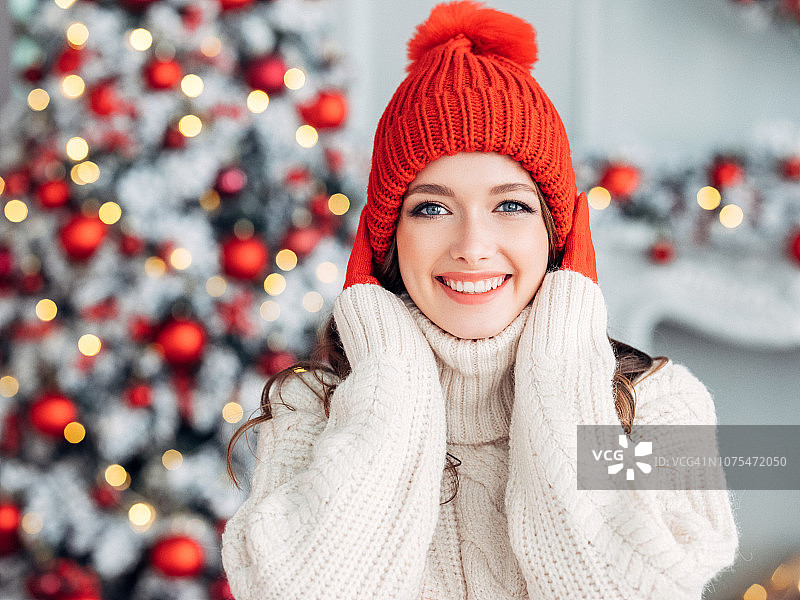 美丽的女人在温馨的圣诞气氛中图片素材