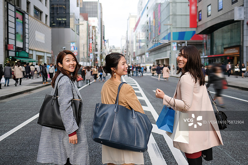 三个女人在商业街边走边聊图片素材