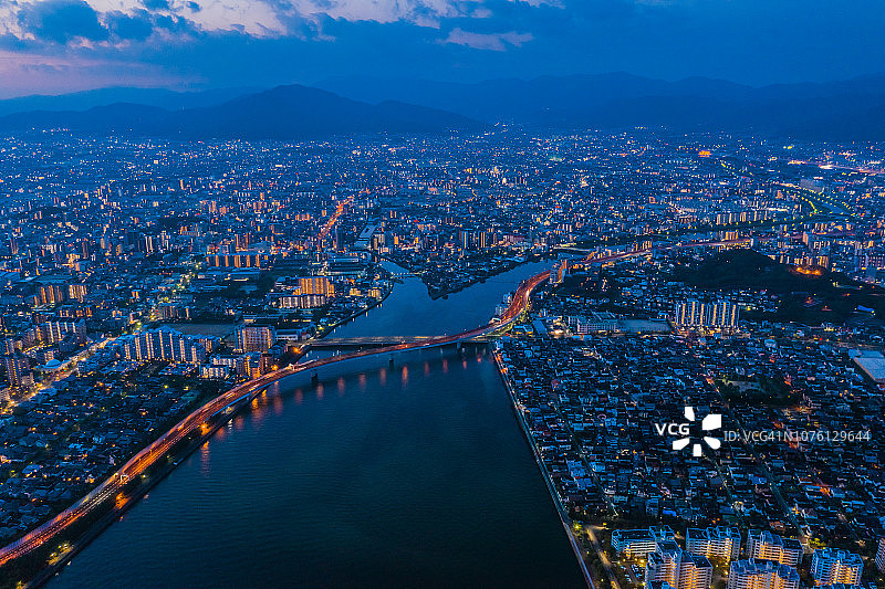 日本福冈县百内海滩日落时分无人机俯瞰的福冈塔全景图图片素材