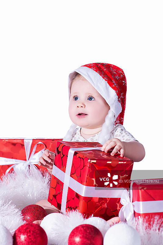 女婴戴着红帽子的圣诞老人，孤立在白色的背景下图片素材