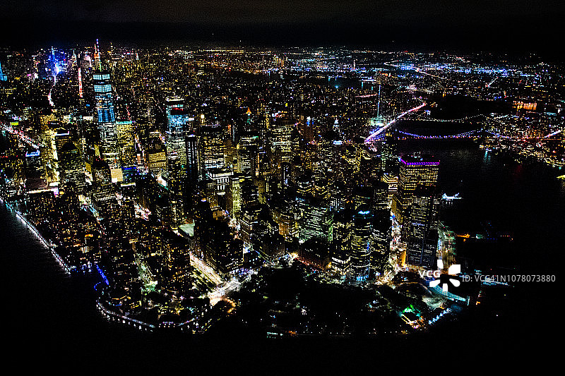 从哈德逊河上空的直升机上俯瞰曼哈顿岛和世界贸易中心一号大楼图片素材
