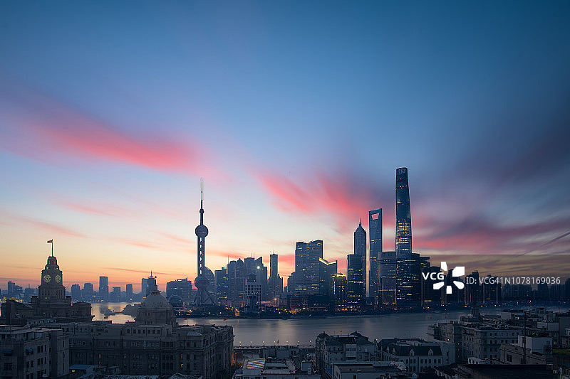 黎明时分，上海陆家嘴的壮丽景色图片素材