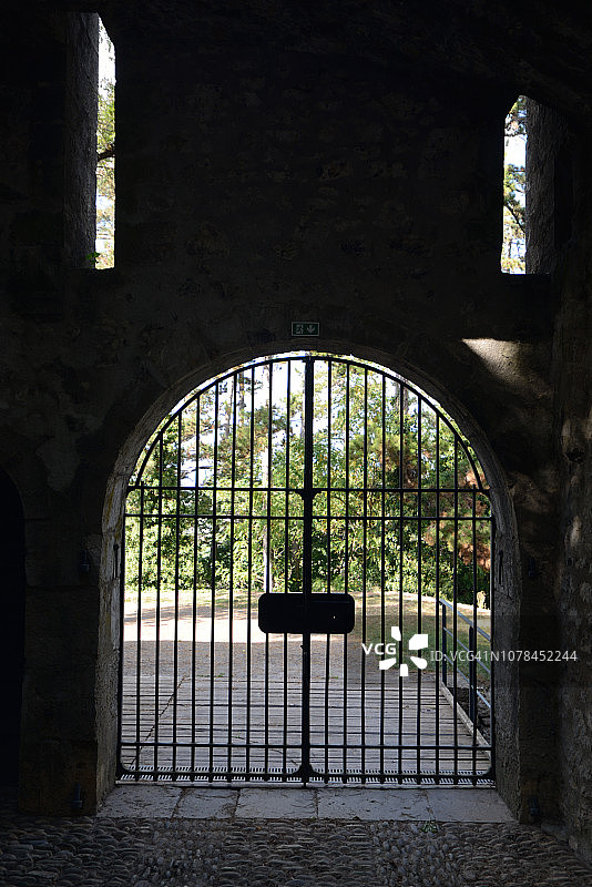 金属格栅入口大门到中世纪城堡姐姐图片素材