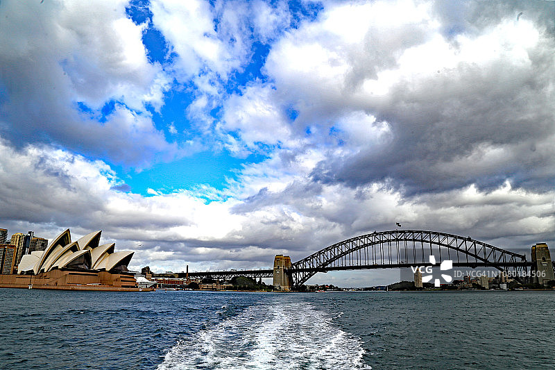 从渡船上俯瞰悉尼港的云景图片素材