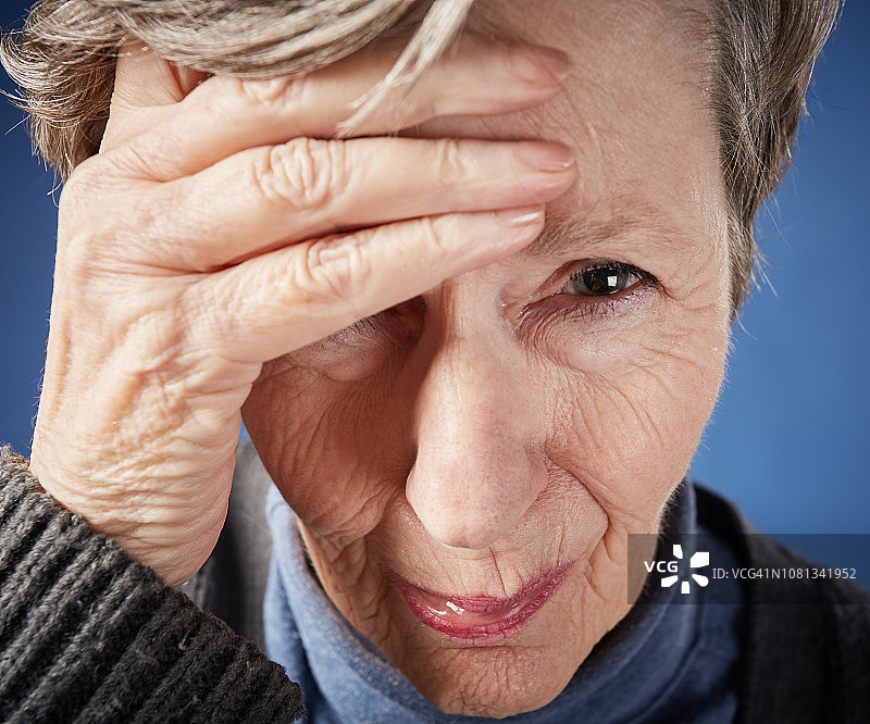坏消息或严重头痛:苦恼的老太太图片素材