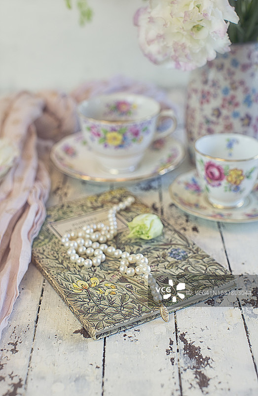 洋桔梗与年份茶和珍珠图片素材