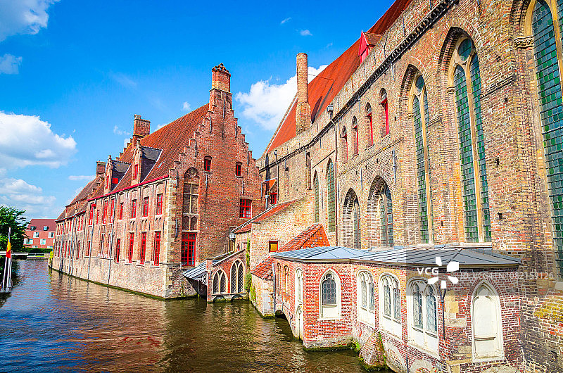 比利时布鲁日古城美丽的运河和传统房屋图片素材