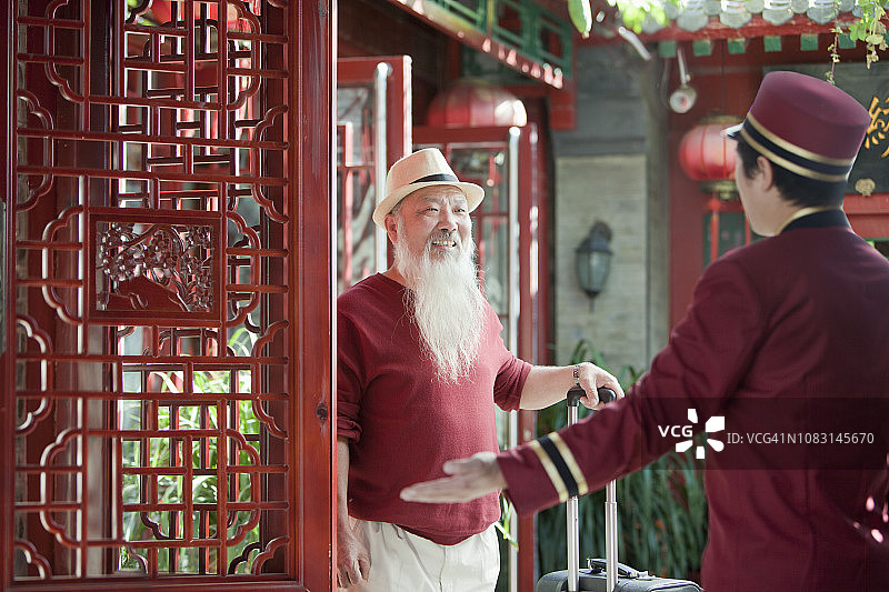 中国行李员在酒店接待客人图片素材