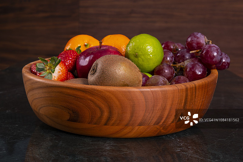 健康食品:从水果碗混合，老大理石背景，选择性聚焦图片素材