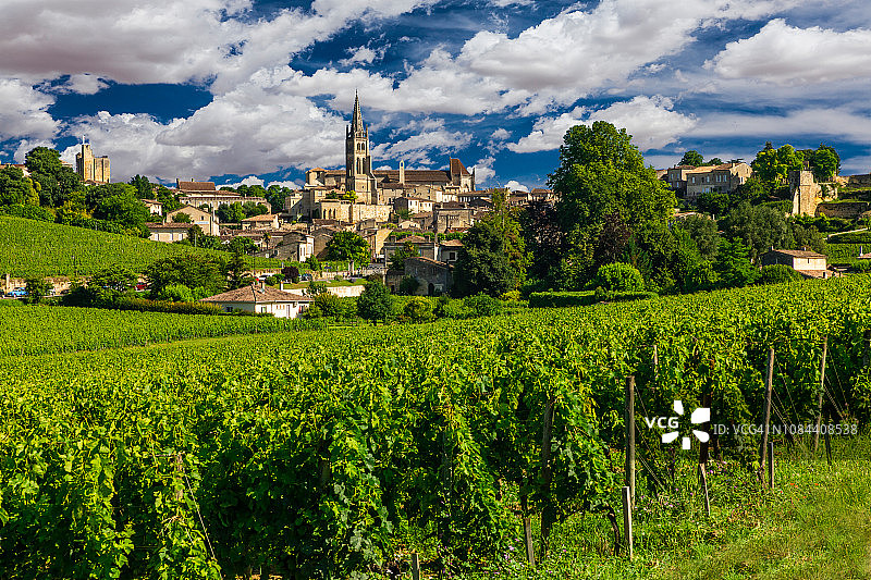 有美丽天空的圣爱美浓。法国波尔多葡萄酒图片素材