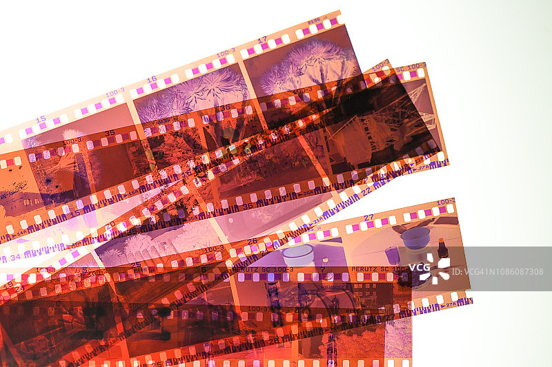 彩色负片35mm条纹叠放在灯箱上图片素材