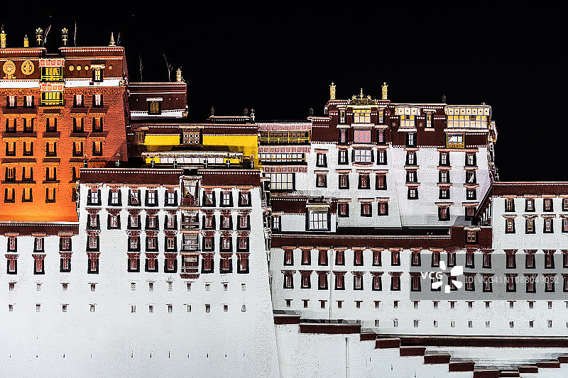 布达拉宫的夜晚，拉萨，中国西藏图片素材