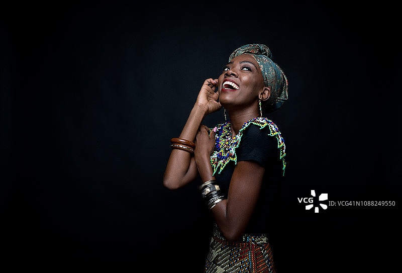 穿着传统服装的美丽非洲女性图片素材