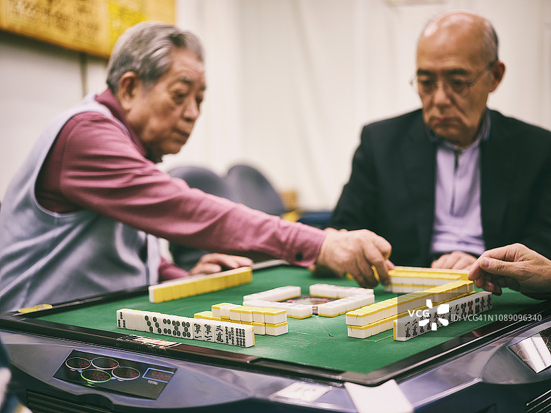 日本老年人打麻将图片素材