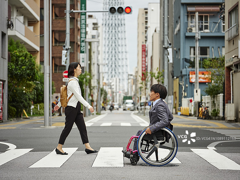 坐轮椅的日本男人和年轻女人图片素材