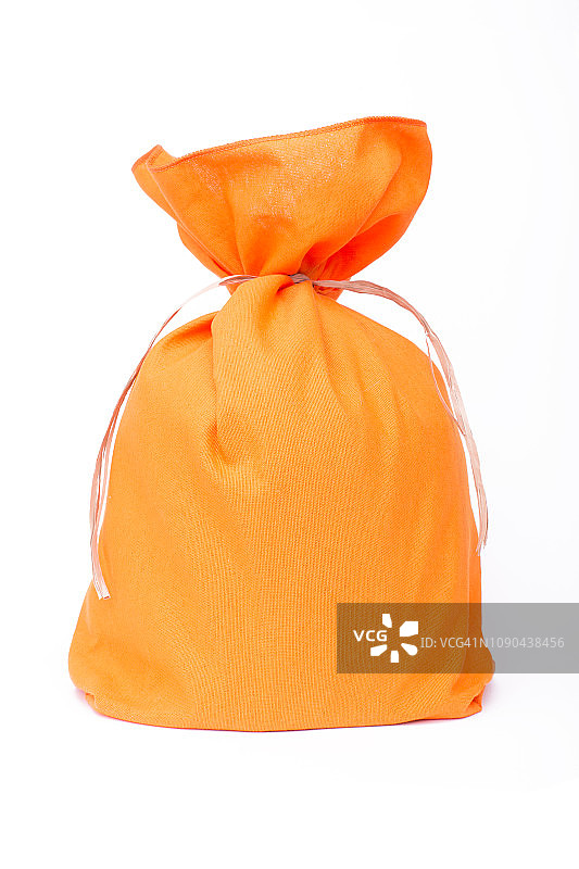 橙色袋与丝带孤立的白色背景图片素材