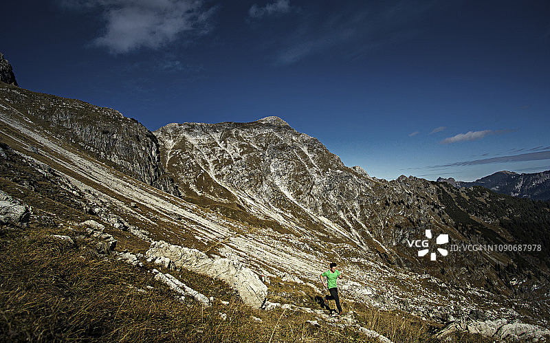 德国，阿尔卑斯山，在山上奔跑的人图片素材
