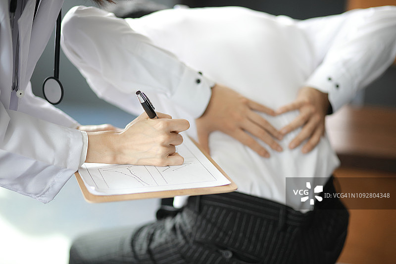 医生检查病人的背部疼痛图片素材