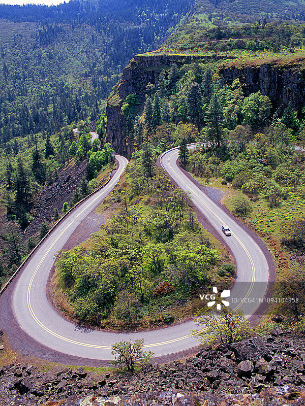 哥伦比亚河峡谷历史高速公路上的马蹄形弯道图片素材