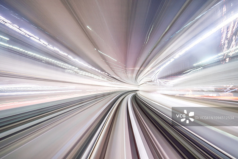 日本东京隧道内火车移动的动态模糊图片素材