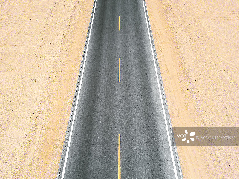 高角度的道路在沙漠图片素材