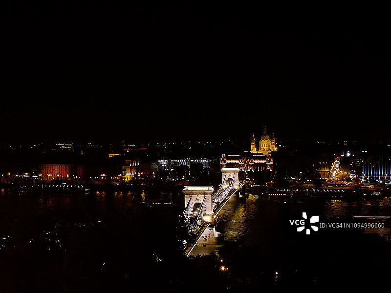 布达佩斯(匈牙利)夜间的铁链桥图片素材