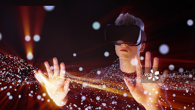 人类探索虚拟现实。VR耳机。宇宙尘埃图片素材