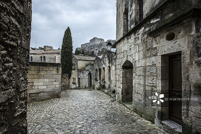 发现法国南部:美丽的Les Baux的石头街道图片素材