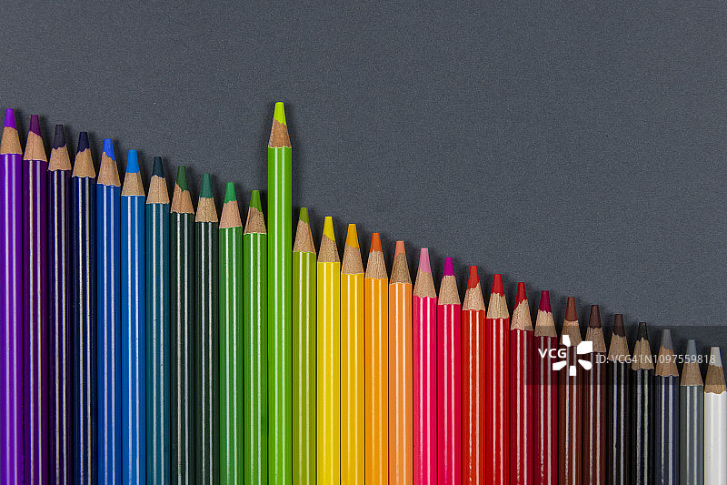 彩色铅笔排列在书桌上图片素材