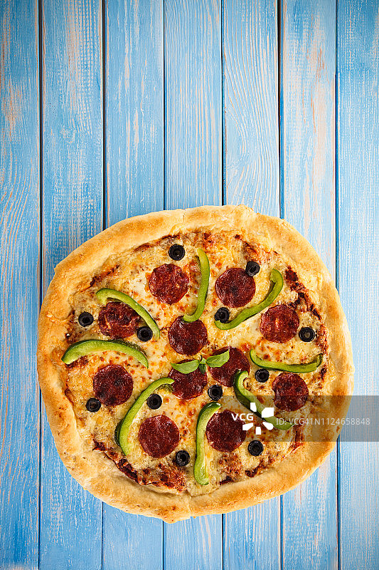 披萨意大利香肠在木制背景上图片素材