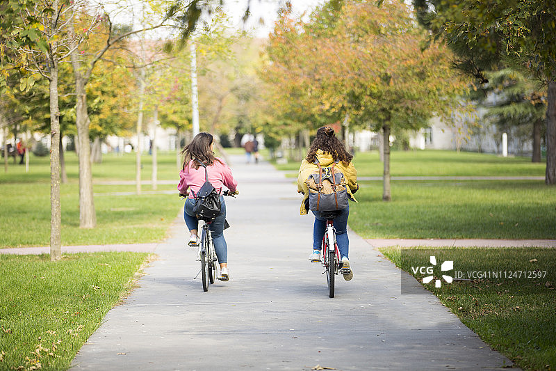 大学生在户外骑自行车图片素材
