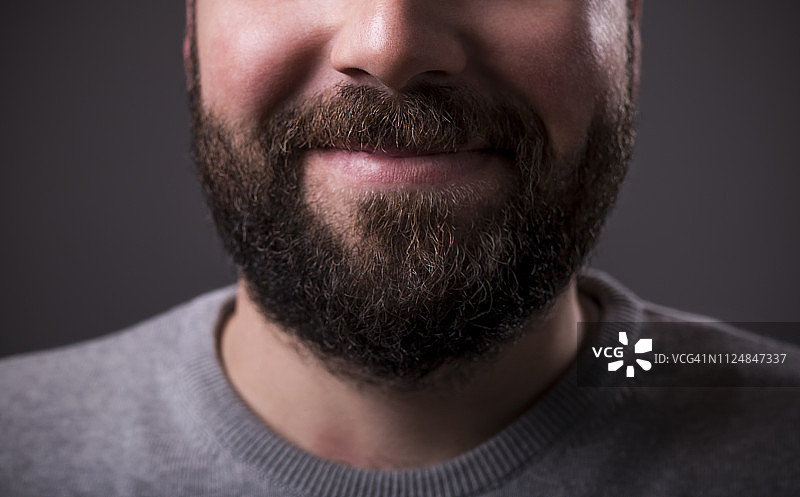 一个男人的特写胡子和胡子在灰色的背景图片素材