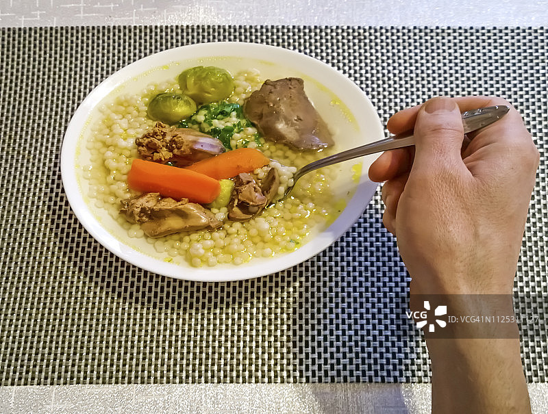 自制一碗鸡汤配有机以色列大蒸粗麦粉图片素材