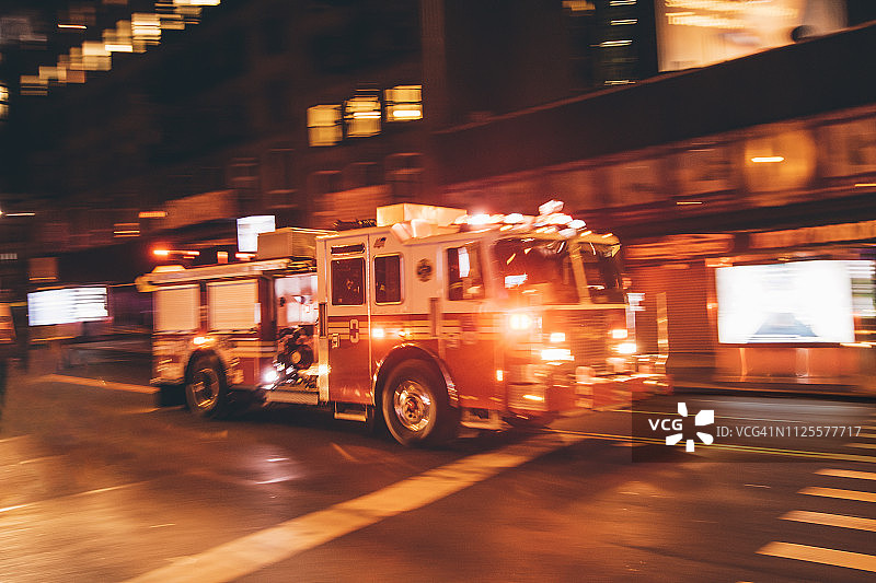 美国，纽约市，消防车沿着街道驶来图片素材