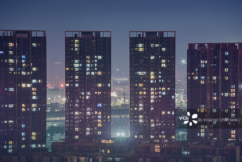 中国广东江门夜晚的住宅楼。图片素材