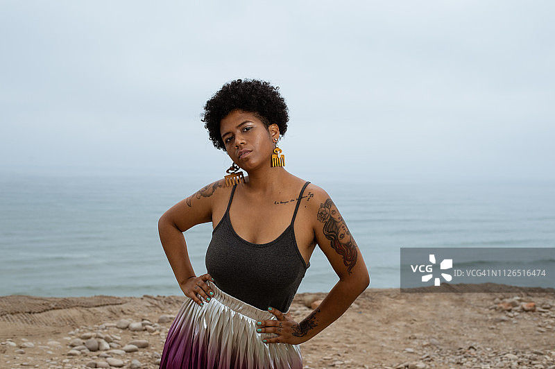 强有力的非裔美国女性肖像与海景图片素材