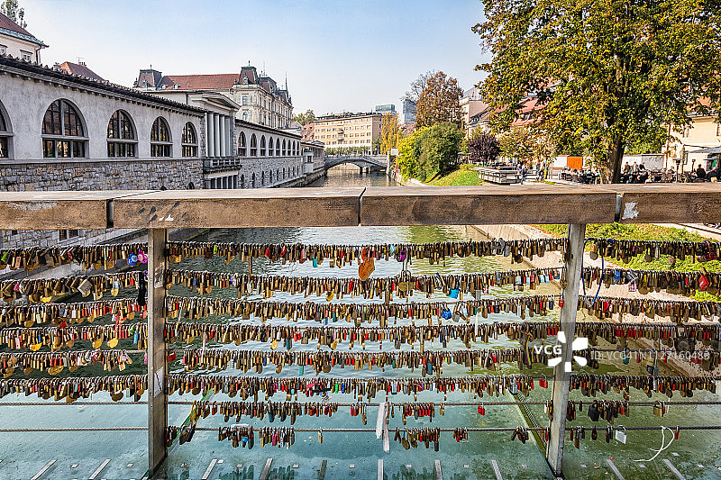 斯洛文尼亚卢布尔雅那屠夫桥上的爱情锁图片素材