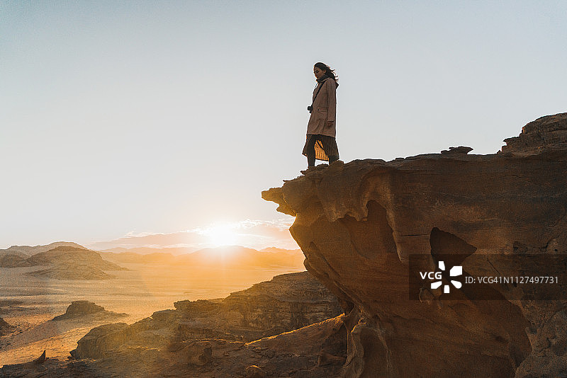 从岩石上看瓦迪拉姆沙漠的女人图片素材