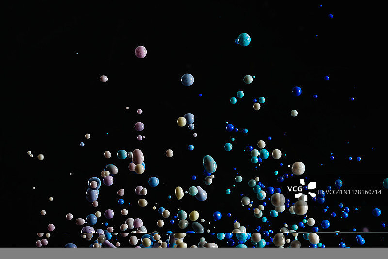 白色染料在半空中与一群小水滴跳舞图片素材