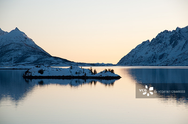 挪威Raftsundet的冬季峡湾景观图片素材