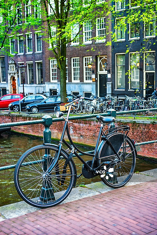 荷兰阿姆斯特丹，停在桥上的自行车图片素材