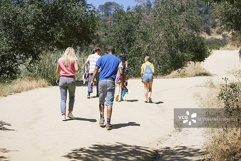 美国加州洛杉矶，五个年轻的成年朋友在公园里散步图片素材